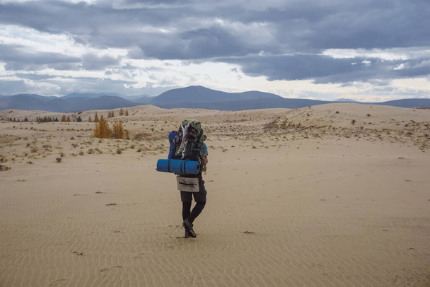Reisende in Sanddünen in der Chara-Wüste im Naturreservat Kodar - Foto, Bild