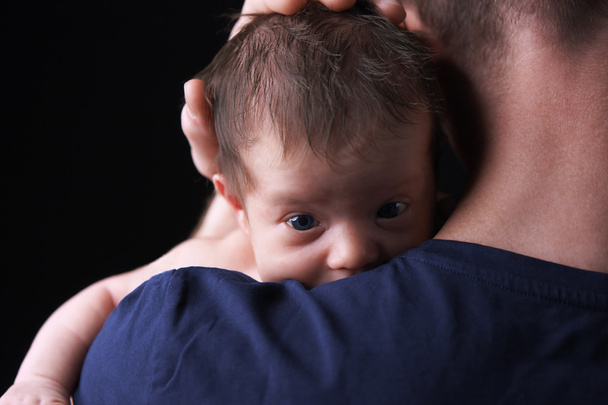 Newborn baby lying on the fathers shoulder - Foto, imagen