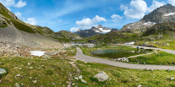 Sustenppass, Switzerland - August 13, 2021: The Susten Pass (2224 m high) connects the Canton of Uri with the Canton of Bern. The pass road is 45 km long and is one of the newer ones in the Swiss Alps. - 写真・画像