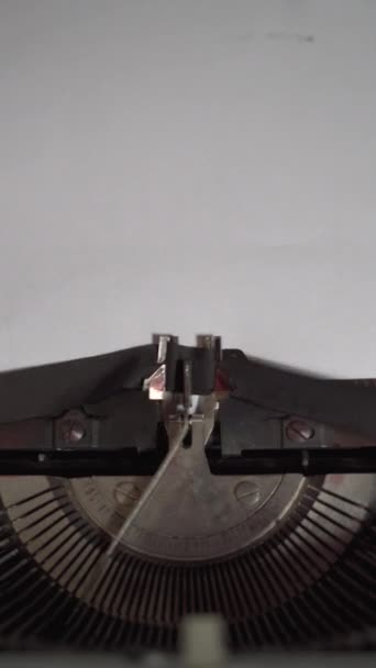 Παγκόσμια Ημέρα Ραδιοφώνου δακτυλογραφημένη σε λευκό χαρτί με vintage γραφομηχανή - Πλάνα, βίντεο