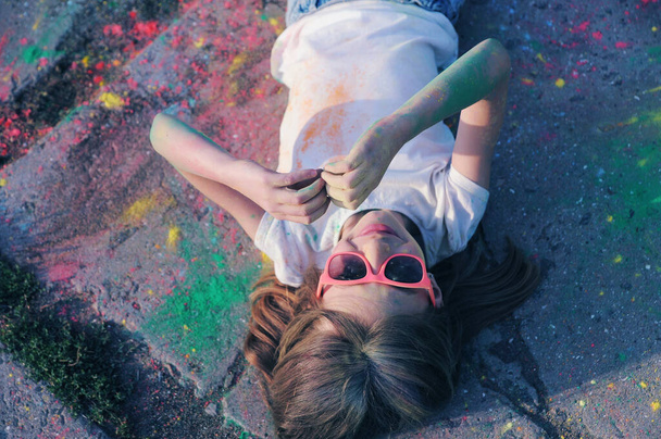 Kleines Mädchen hat Spaß mit Farben auf Holi-Fest - Foto, Bild