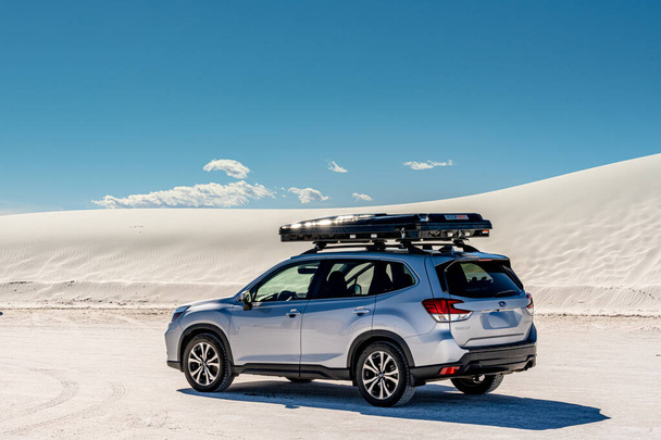 Subaru Forester с верхней палаткой на крыше в белых песках - Фото, изображение