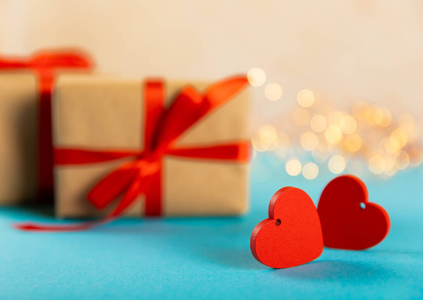 Подарочная коробка, красное сердце и красная чашка чая на красном фоне. Подарок на День Святого Валентина. Концепция праздников и любви. - Фото, изображение