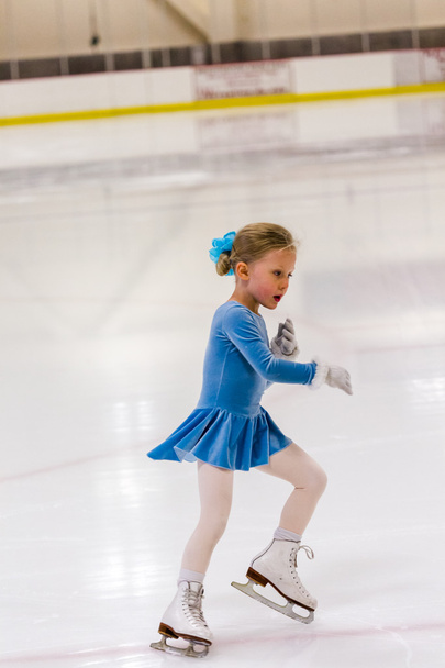 Chica practicando patinaje artístico
 - Foto, imagen