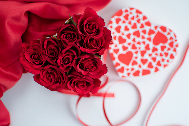Red roses as a gift for Valentine's Day - Foto, afbeelding