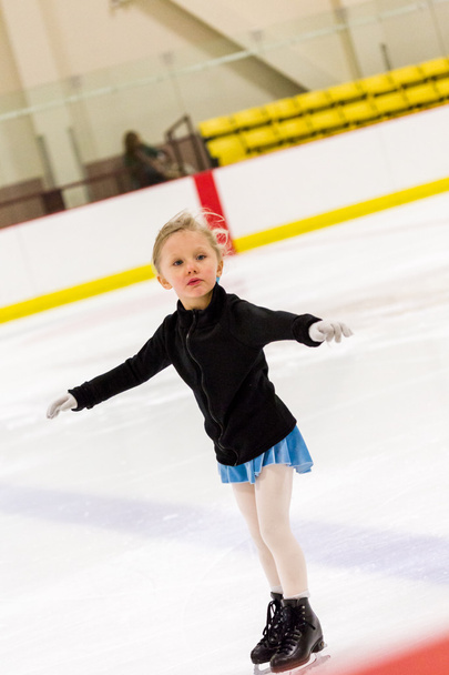 Chica practicando patinaje artístico
 - Foto, Imagen