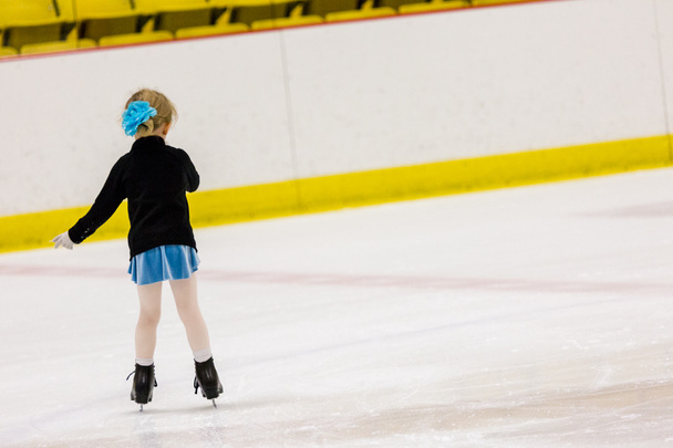 Chica practicando patinaje artístico
 - Foto, Imagen