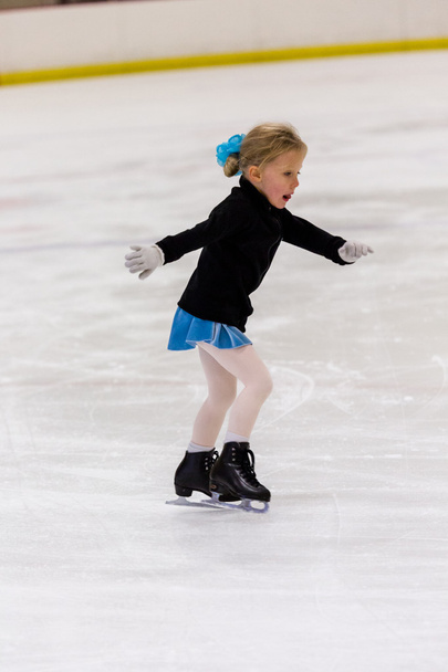 Menina praticando patinação artística
 - Foto, Imagem