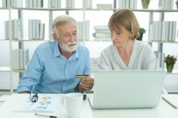 Valkoihoiset seniorit, joilla luottokortti, ostoksia verkossa käsite - Valokuva, kuva
