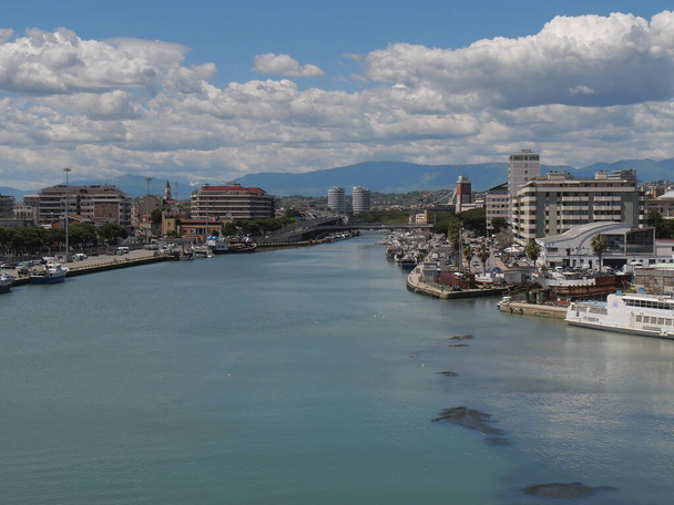 panorama of the city of Pescara and of its river from the sea bridge - Foto, Imagem