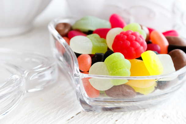 szív alakú edényben színes cukorkák - Fotó, kép