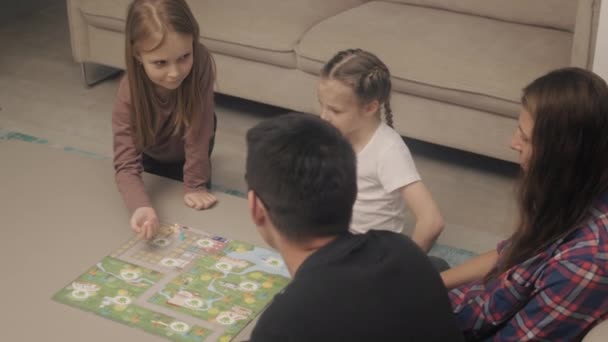 Familia pasa el tiempo jugando juegos de mesa - Imágenes, Vídeo
