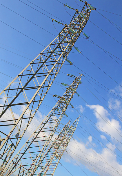 гигантский столб высоковольтных электрических кабелей на электростанции
 - Фото, изображение