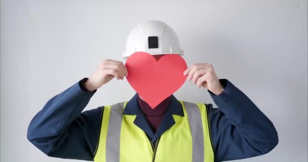 Valentines day symbol: construction supervisor portrait - Filmagem, Vídeo