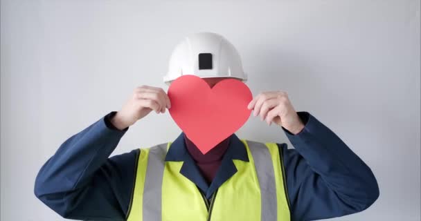 Construction worker with red heart as Valentines Day symbol - Filmagem, Vídeo