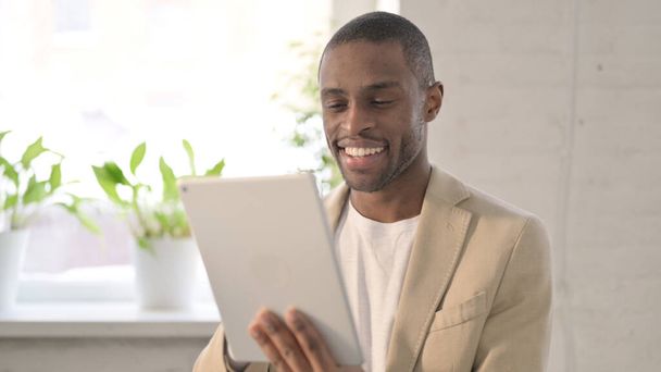 Portrait of Attractive African Man using Tablet in Office - Foto, immagini