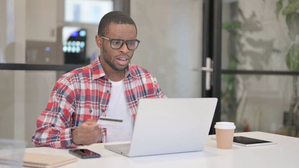 Afrikkalainen mies tekee online-maksun epäonnistuminen kannettavalla tietokoneella - Valokuva, kuva