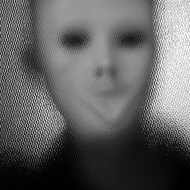 Человек в маске за стеклом
 - Фото, изображение