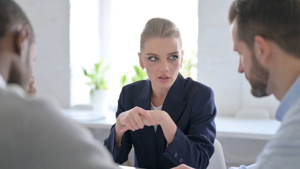 Wütende Geschäftsfrau schimpft auf männliche Geschäftskollegen - Foto, Bild