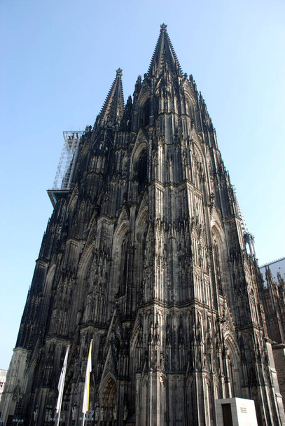 A monumental building, the construction and reconstruction of which never stops. Cologne Cathedral, located in the city of the same name in Germany. - Foto, immagini