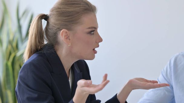 Крупный план сердитой молодой предпринимательницы Scolding коллег, спор - Фото, изображение