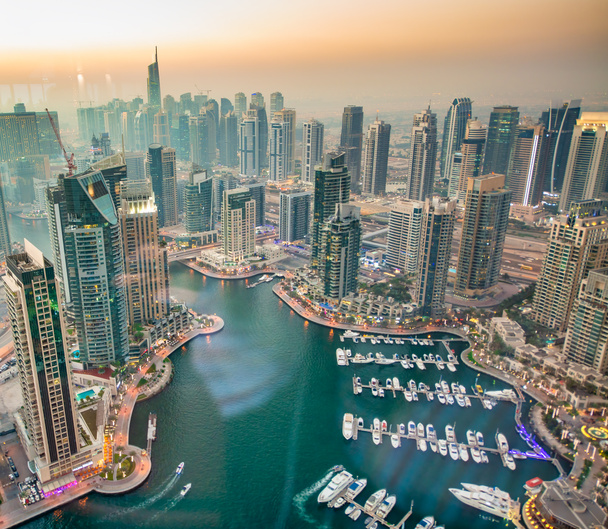 Dubai Marina torrente e grattacieli al tramonto - Foto, immagini