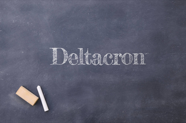 Deltacron écrit sur un tableau noir de l'école. Mélange de variantes Delta et Omicron - Photo, image