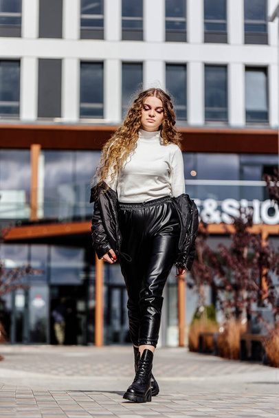 Beautiful stylish woman posing in fashionable clothes in leather shoes. Casual style. Urban fashion style. New collection of spring women's shoes - Φωτογραφία, εικόνα