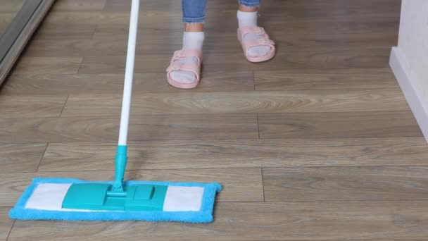 Frau wäscht Boden mit Wischmopp in Großaufnahme - Filmmaterial, Video