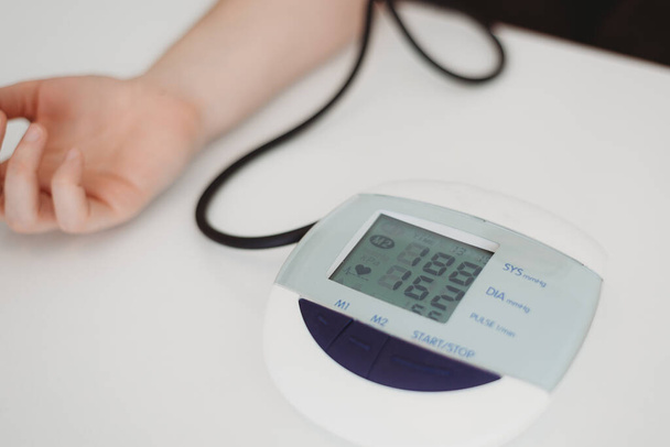 medición de la presión arterial en el hogar, presión arterial alta - Foto, imagen