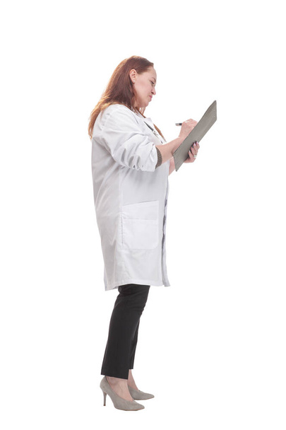 mature female doctor with clipboard. isolated on a white background. - Foto, afbeelding