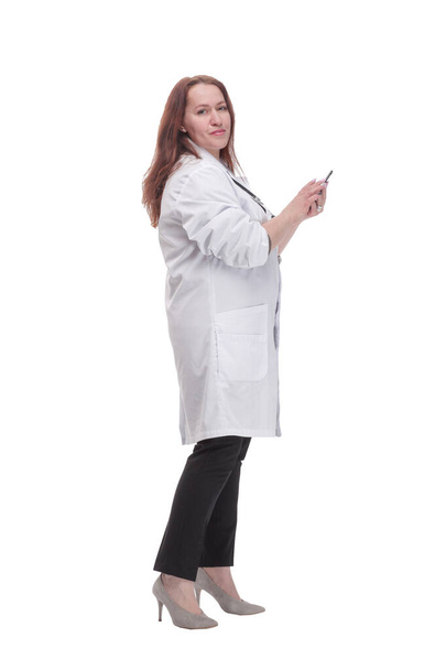 in full growth. qualified female doctor with a smartphone. - Foto, Imagem