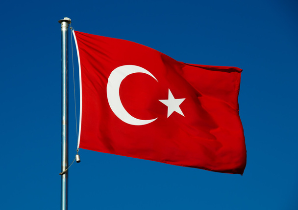 Турецкий национальный флаг над голубым небом
 - Фото, изображение