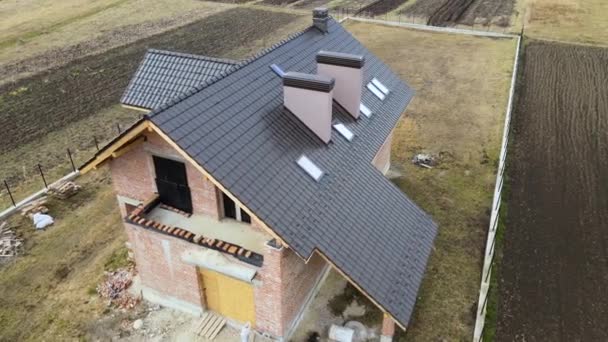 Vista aérea de la azotea de la casa cubierta con tejas de cerámica. Revestimiento de baldosas del edificio en construcción - Metraje, vídeo