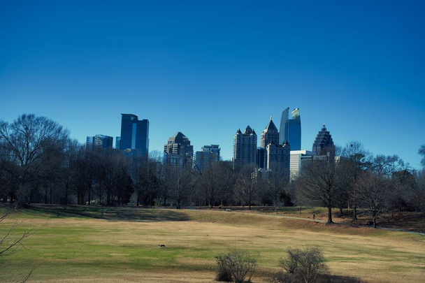 Atlanta, GA- 8 stycznia 2022: Piękny panoramiczny widok na panoramę Atlanty z popularnego Piemontu Park w centrum Atlanty w piękny dzień w styczniu 2022 roku - Zdjęcie, obraz
