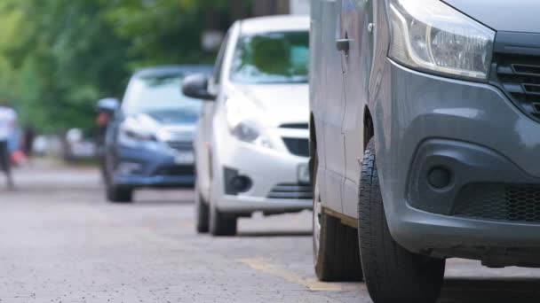 Міський трафік з машинами, припаркованими в черзі на вулиці
 - Кадри, відео