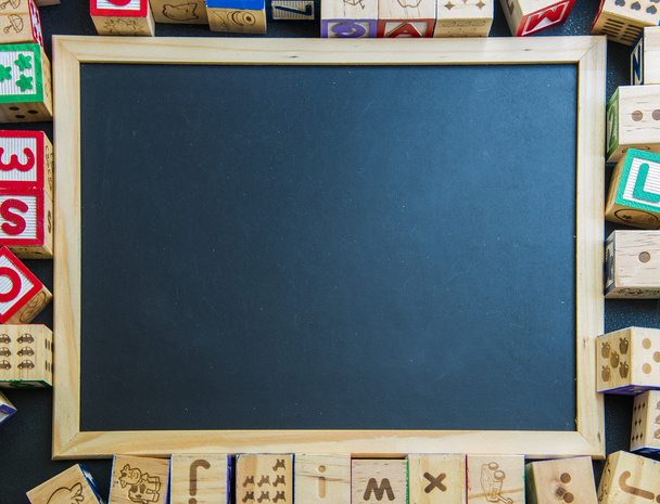 lege schoolbord op houten blok - Foto, afbeelding