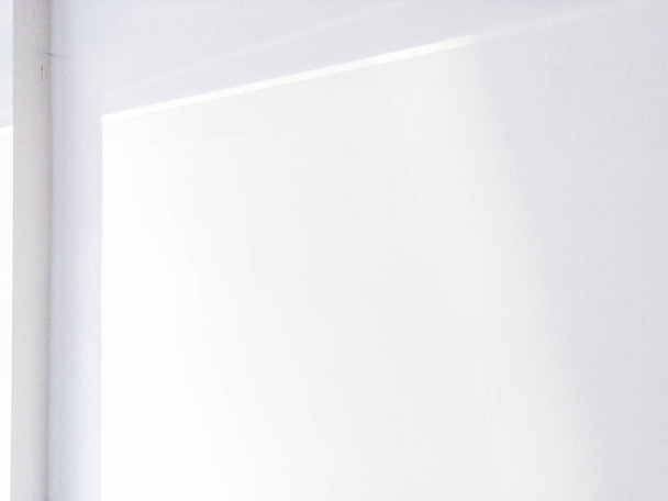 Sombras na parede. Luz abstrata, sombra preta sobreposição da janela na parede de textura branca. Arquitetura da luz solar. Para apresentação do produto, pano de fundo e mockup, conceito sazonal de verão - Foto, Imagem