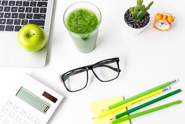 Υγιεινό σνακ με δουλειά στο γραφείο. Πράσινο μήλο και φρέσκο νερό για τη διατροφή Προγραμματισμός υγείας, laptop φόντο εργασίας. Υγιής έννοια τρόπου ζωής - Φωτογραφία, εικόνα