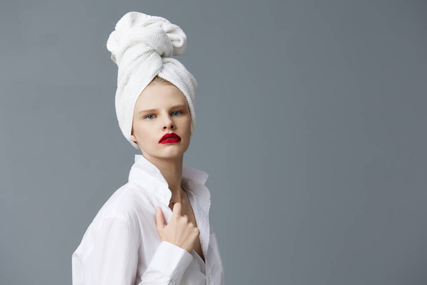 femme avec une serviette sur la tête dans un modèle de studio chemise blanche inchangée - Photo, image