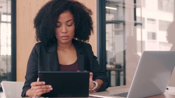 Business woman using a tablet and a laptop  - Metraje, vídeo