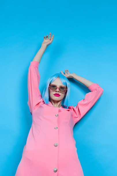 okouzlující žena v slunečních brýlích nosí modrou paruku make-up životní styl pózování - Fotografie, Obrázek