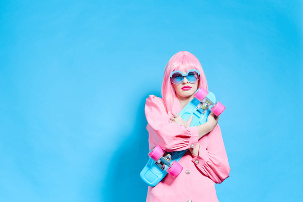 mulher bonita moda azul óculos skate Estilo de vida posando - Foto, Imagem