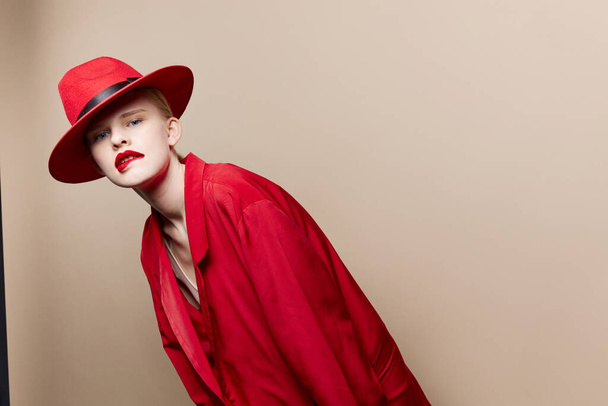 μοντέρνα γυναίκα κόκκινο σακάκι και καπέλο κόκκινο χείλη μόδας Lifestyle θέτοντας - Φωτογραφία, εικόνα