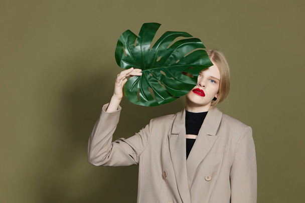 модная женщина красные губы пальмовые листья обаяние моды изолированный фон - Фото, изображение