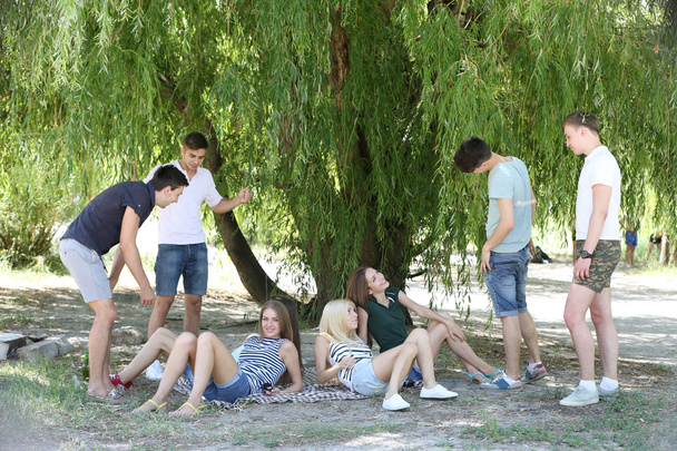 νέοι άνθρωποι στο πάρκο - Φωτογραφία, εικόνα