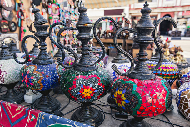 Värikäs syöttäjät markkinoilla Sharm El Sheikh, Egypti - Valokuva, kuva