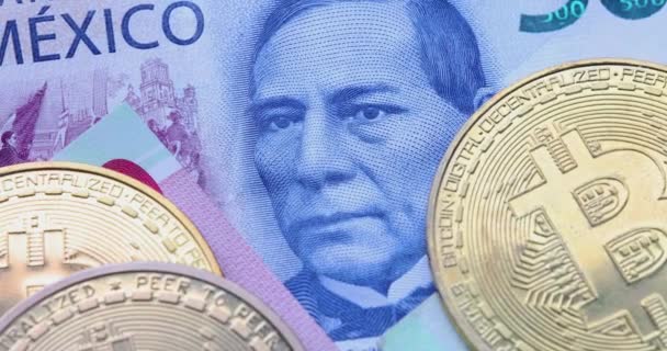 Moneda mexicana con bitcoins alrededor. - Imágenes, Vídeo