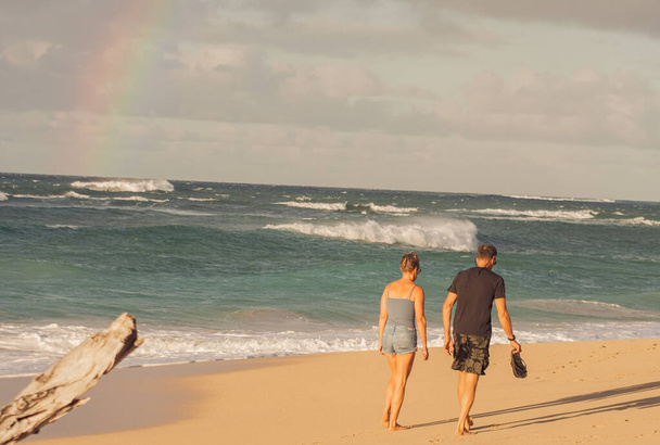 Pessoas na praia, Cena de estilo de vida tirada de Makena, Maui, Hawai 2022, janeiro.  - Foto, Imagem