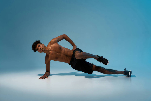 Black sports man do exercise for abdominal muscles - Φωτογραφία, εικόνα